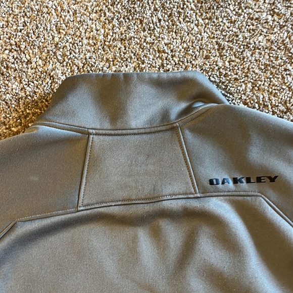 Excellent preowned condition. Made by Oakley in a size large. - Picture 8 of 8